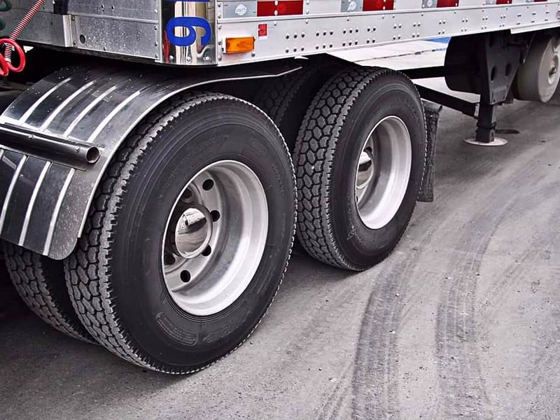 Cum să alegi o anvelopă bună de camion pentru axul de direcţie și remorcă?